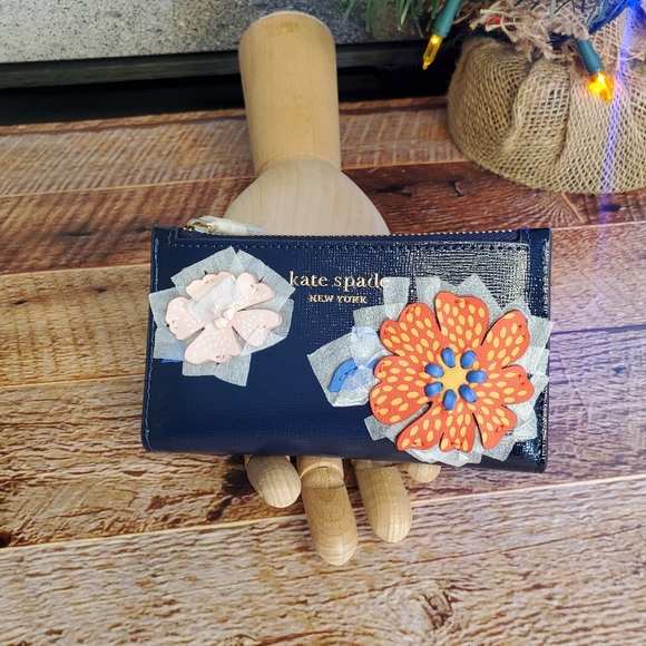 kate spade New York Dottie Bloom Flower Appliqué Leather Bifold Wallet NWT - Picture 2 of 15